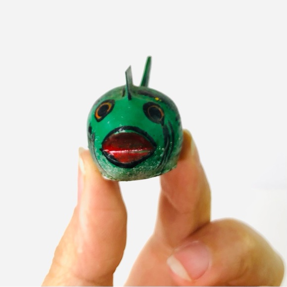 Green Wooden Fish Folk Art Figurine Trembling Tail Hand Painted Miniature - Picture 2 of 7
